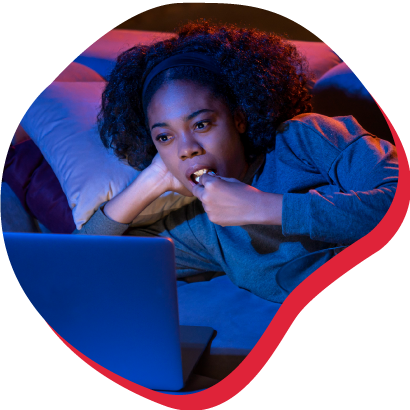 Persona disfrutando en su Smart TV desde casa